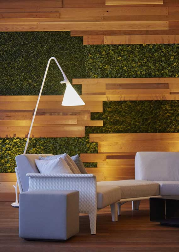 Balkon-Sofa - moderne grüne Wandgestaltung