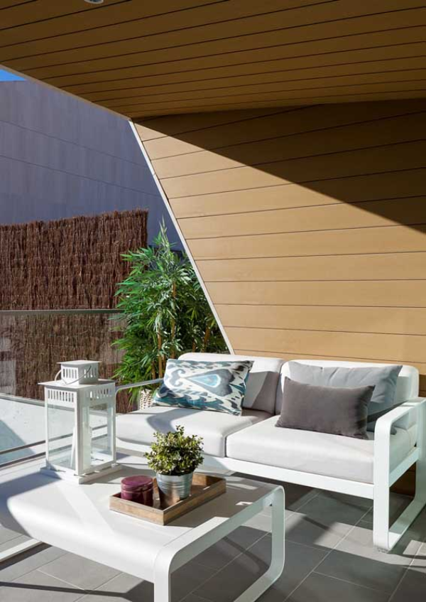 Balkon-Sofa - weiße Möbel - Minimalismus im Sommer