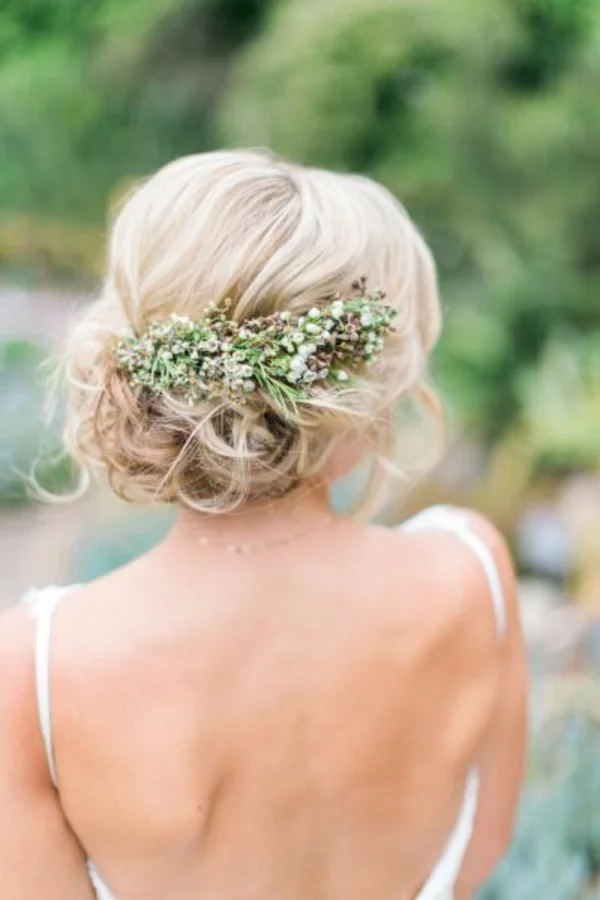 Brautfrisur hochgesteckt mit Blumen Haarranke