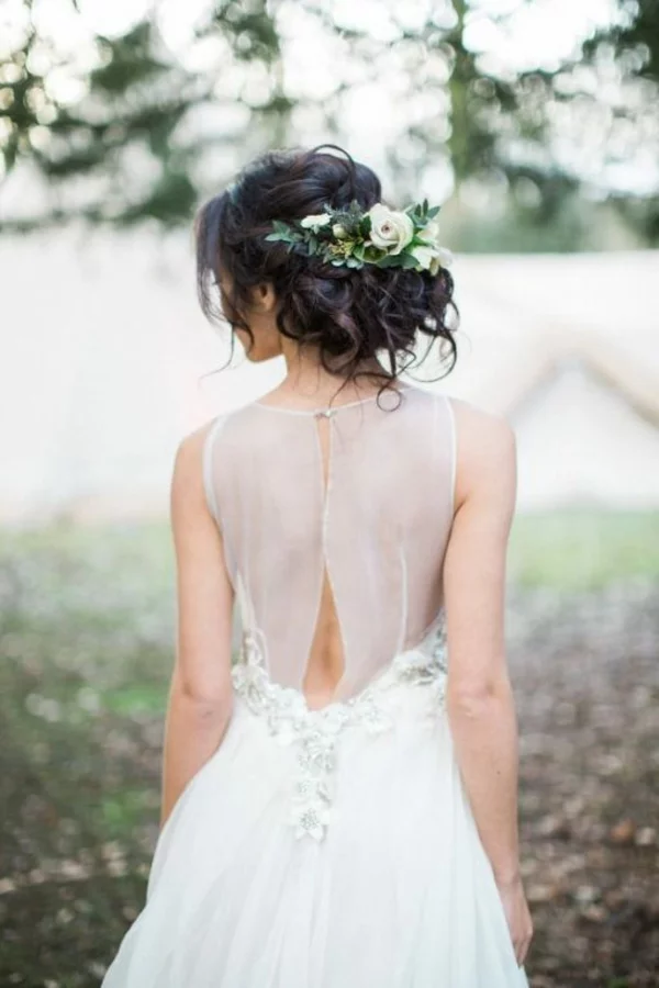 Brautfrisur hochgesteckt mit Blumen Hochzeitskleid