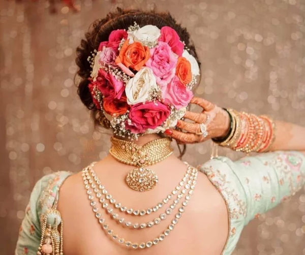 Brautfrisur hochgesteckt mit Blumen indische Hochzeit