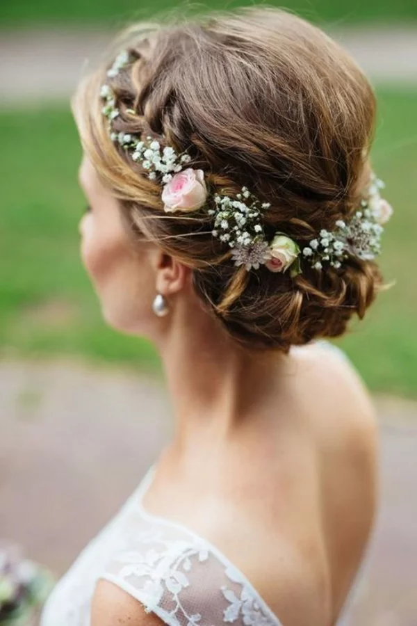 Brautfrisur hochgesteckt mit Blumen ohne Schleier