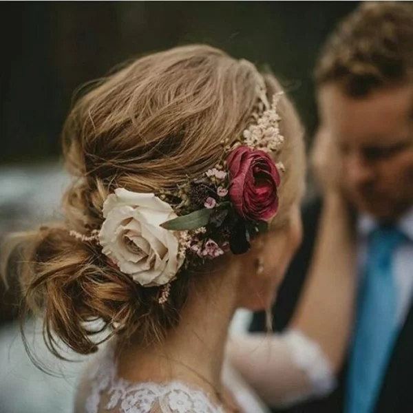 Brautfrisur hochgesteckt mit Blumen ohne Schleier romantisch