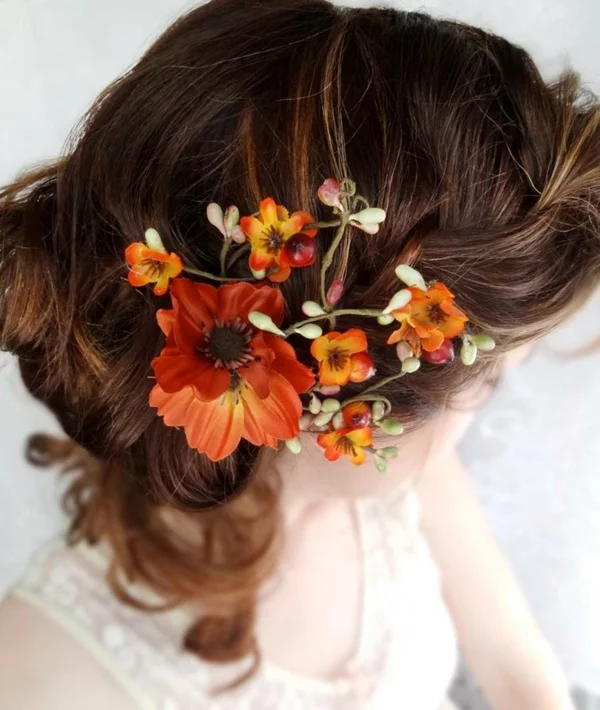 Brautfrisur hochgesteckt mit Blumen seitlich