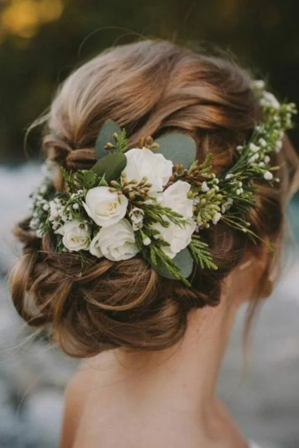 Brautfrisur hochgesteckt mit Blumen weiße Rosen