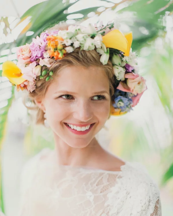 Brautfrisur mit Blumen hochgesteckt Blumenkranz farbig