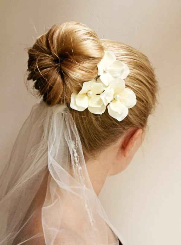 Brautfrisur mit Blumen mit Schleier Kunstblumen Dutt