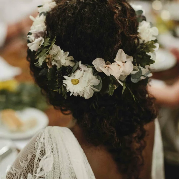 Brautfrisur mit Blumen ohne Schleier Blumenkrone