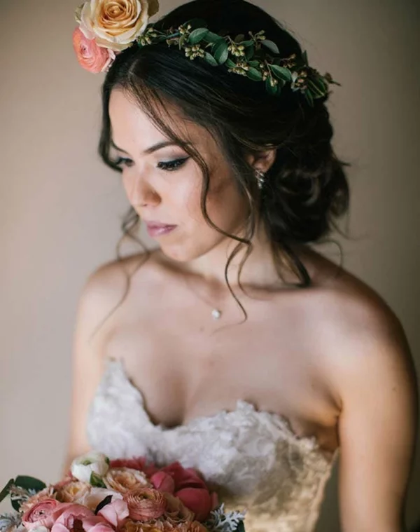 Brautfrisur mit Blumen ohne Schleier Blumenkrone
