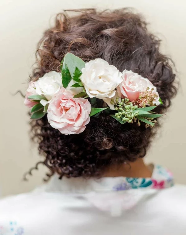 Brautfrisur mit Blumen ohne Schleier hochgesteckt Kunstblumen