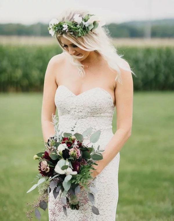Brautfrisur mit Blumen ohne Schleier hochgesteckt grüner Kranz