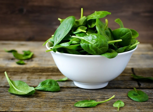 Fett Killer fettverbrennende Lebensmittel Spinat frisches Gemüse