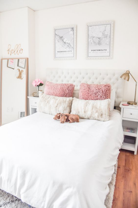 Glamouröse Schlafzimmer feine Bettwäsche in Weiß rosafarbene Deko Kissen Kuscheltier Lampe Bilder Wanddeko angelehnter Wandspiegel