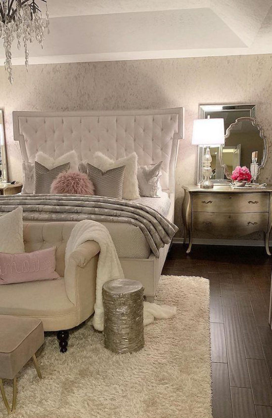Glamouröse Schlafzimmer flauschiger Teppich weiche Bettdecke Kissen maximale Gemütlichkeit Komfort