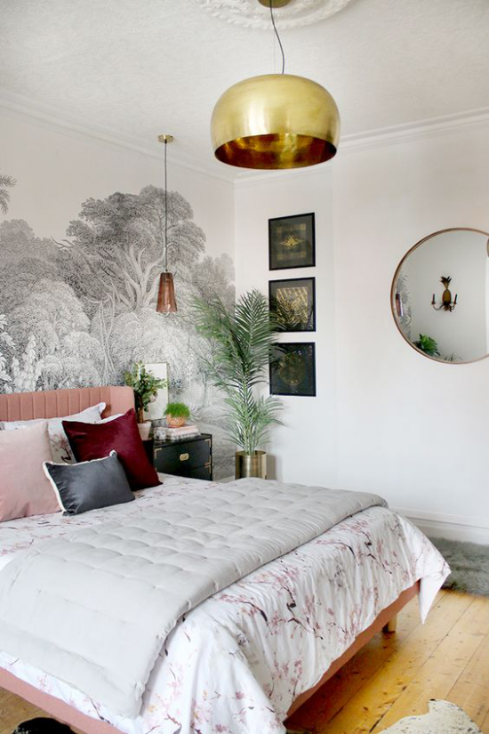 Glamouröse Schlafzimmer interessante Raumgestaltung mehr Farbe etwas Grün florale Tapete goldener Akzent Hängelampe