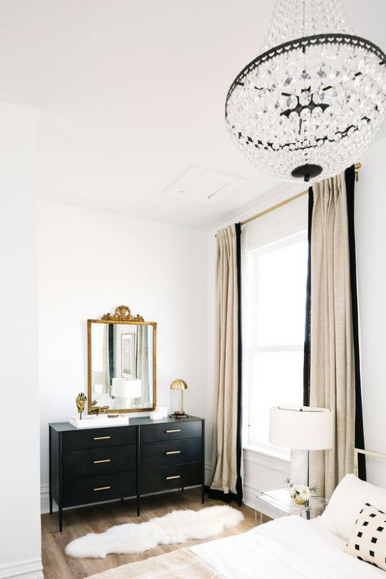 Glamouröse Schlafzimmer schick gestalteter Schlafraum Farbduo Schwarz-Weiß schwarzer Kommodenschrank als Blickfang