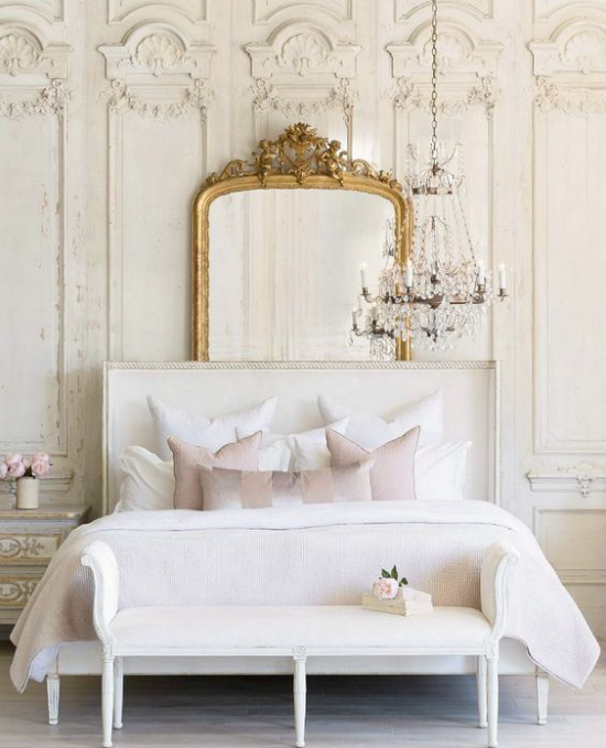 Glamouröse Schlafzimmer schickes Bett Bank weiße Bettwäsche aufwändige Wandverzierungen Retro Schmuck am Spiegel