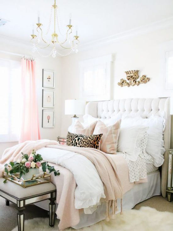 Glamouröse Schlafzimmer schön gestaltet weiche Decken Bettwäsche ein paar frische Rosen etwas Grün