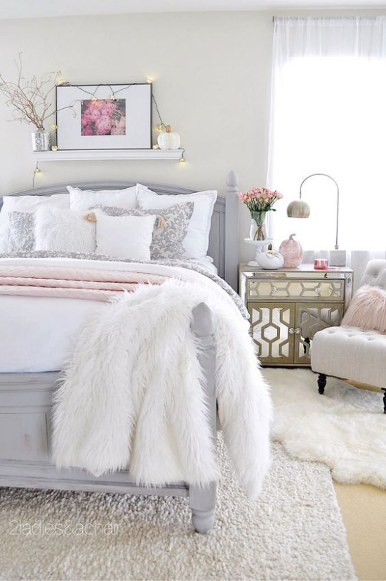 Glamouröse Schlafzimmer weiche weiße Texturen massives Bett Regal mit Bild Lampe Sessel alles weiß