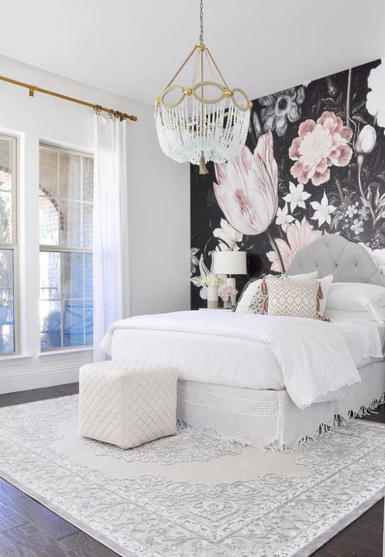 Glamouröse Schlafzimmer weiße Bettgestaltung trendige Blumentapete als Wanddeko und Kontrast