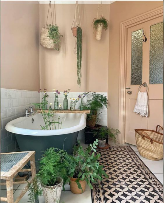 Grün im Bad Badewanne im rustikalen Stil viele Grünpflanzen in Töpfen Hängepflanzen