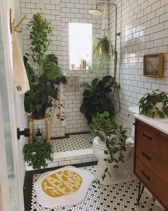 Grün im Bad Duschecke WC Schüssel Waschtisch viele Grünpflanzen grüne Oase