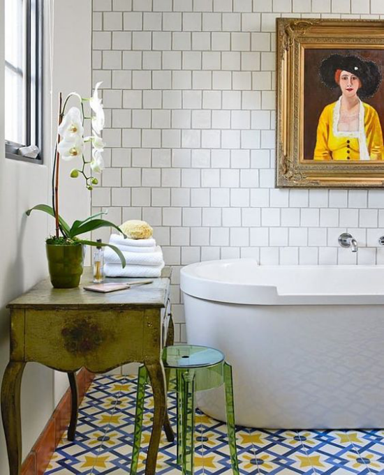Grün im Bad freistehende Badewanne rustikales Badezimmer Wandbild Orchidee auf einem Retro Tisch