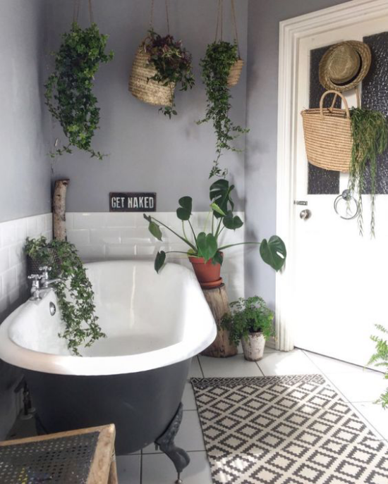 Grün im Bad graues Badezimmer im retro Stil freistehende Badewanne viele Hängepflanzen