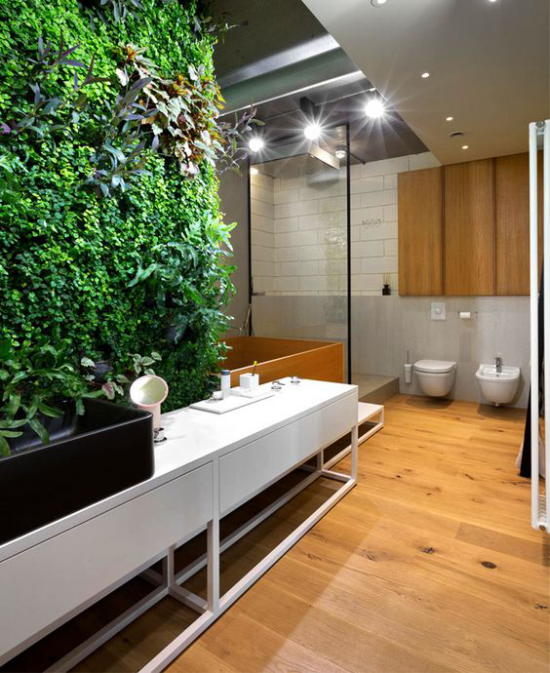 Grün im Bad großes Badezimmer vertikaler Garten in der Mitte hohe Investition aber umwerfender Effekt