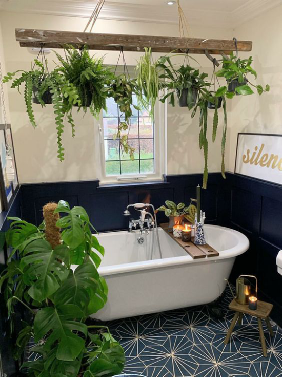 Grün im Bad schönes Badezimmer in Weiß und Dunkelblau Philodendron im Topf Balken Hängepflanzen