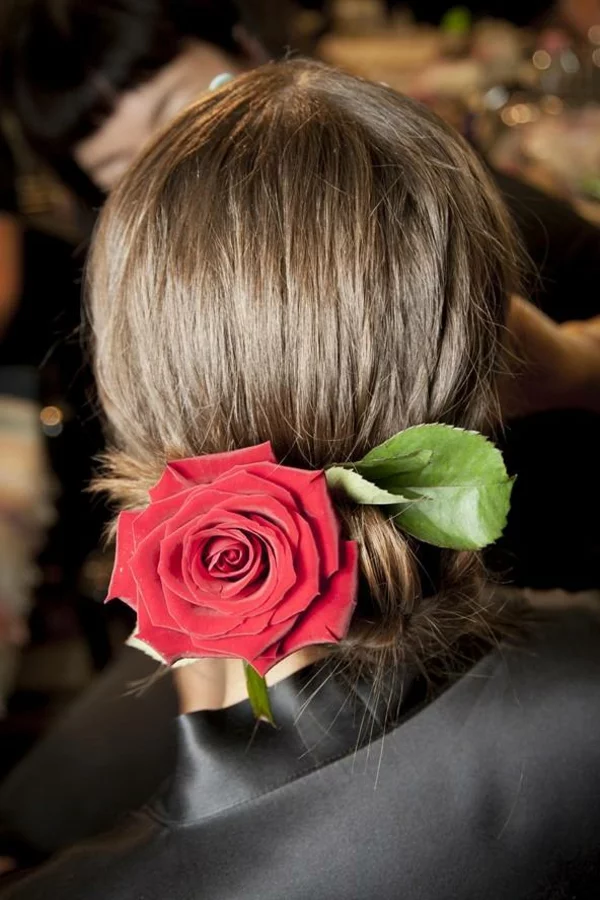 Hochzeitsfrisur mit Blumen ohne Schleier Riesenblume Rose