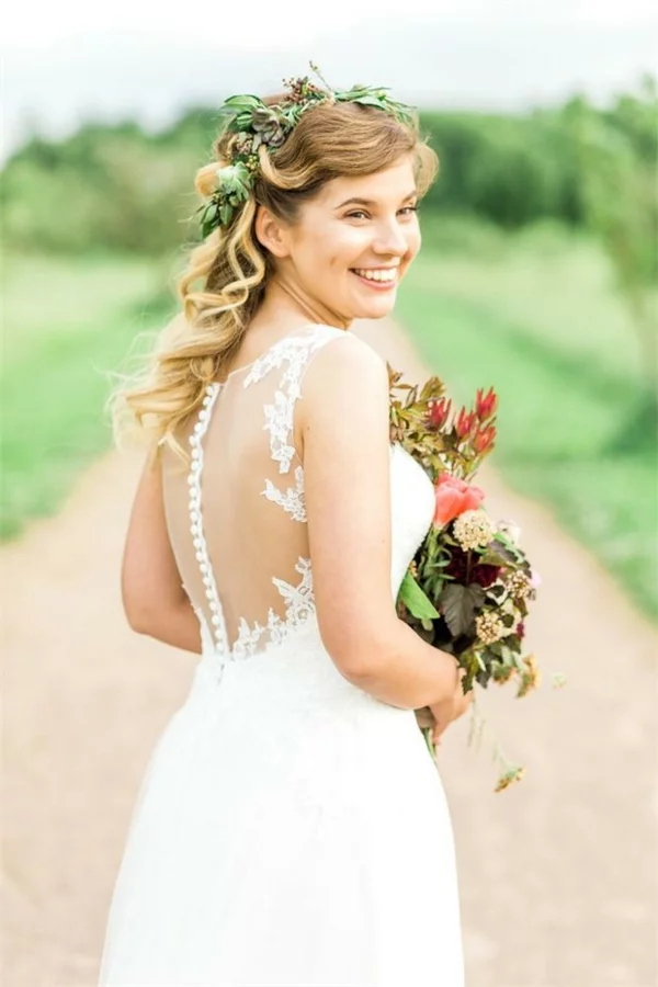 Hochzeitsfrisuren mit Blumen halboffen rustikal