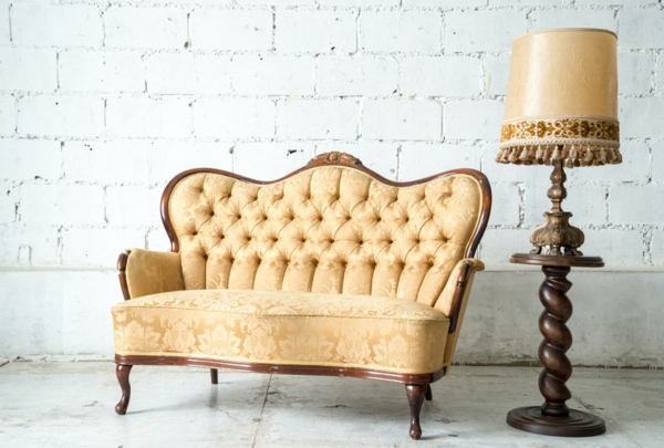 Sofa neu beziehen lassen Tipps antike Möbel