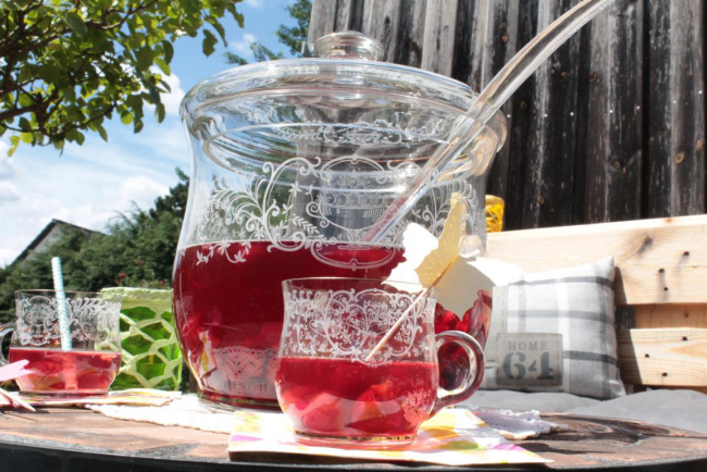 Sommerbowle zubereiten frisch lecker fruchtig Glasgefäß Gläser Schöpflöffel