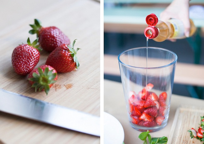 Sommerbowle zubereiten frisch lecker fruchtig frische Erdbeeren in Stücke schneiden in Glas geben mit Sirup übergießen