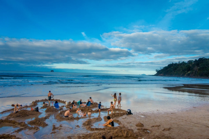 Top 5 der schönsten Strände der Welt Hot Water Beach Neuseeland Loch graben sich hinlegen das warme Wasser genießen