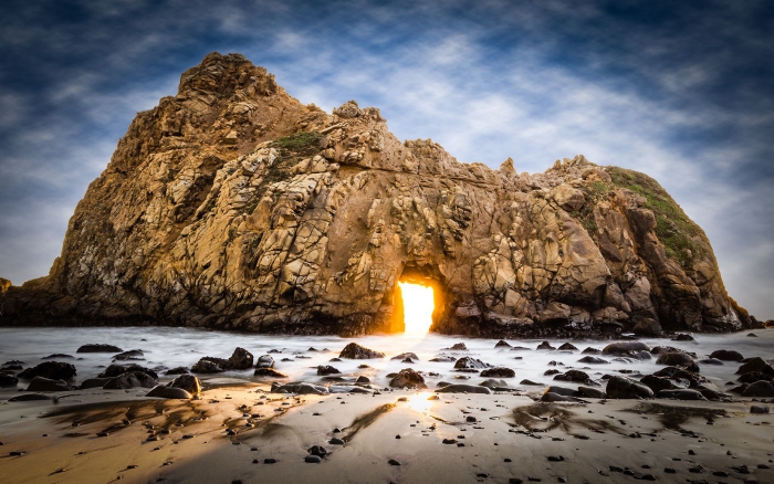 Top 5 der schönsten Strände der Welt Pfeiffer Beach Kalifornien Fels in der Brandung einer Kathedrale ähnlich