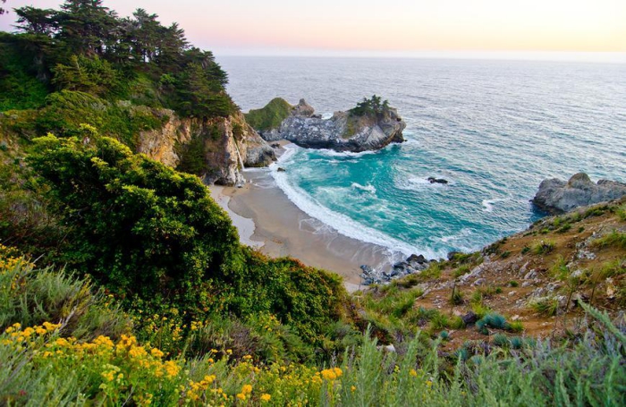 Top 5 der schönsten Strände der Welt Pfeiffer Beach Kalifornien die Bucht Felsen ringsherum