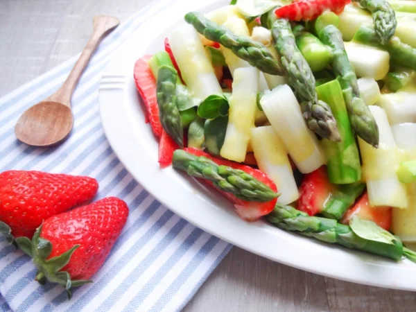 gesunder spargel erdbeer salat rezept