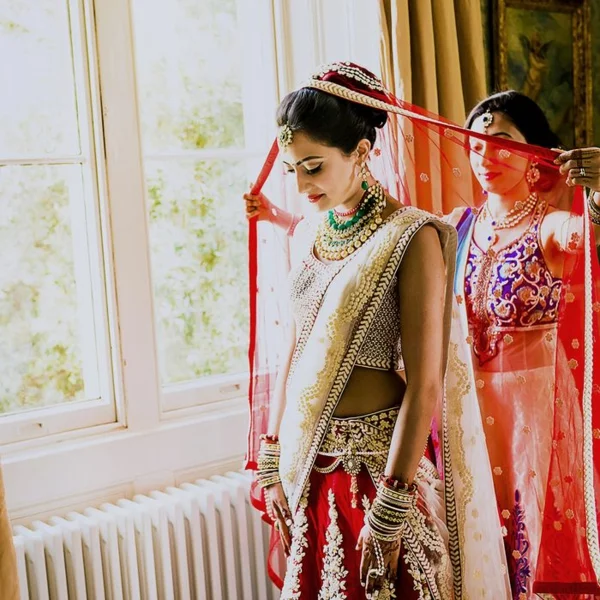 indische Hochzeit Braut Hochzeitskleid rot