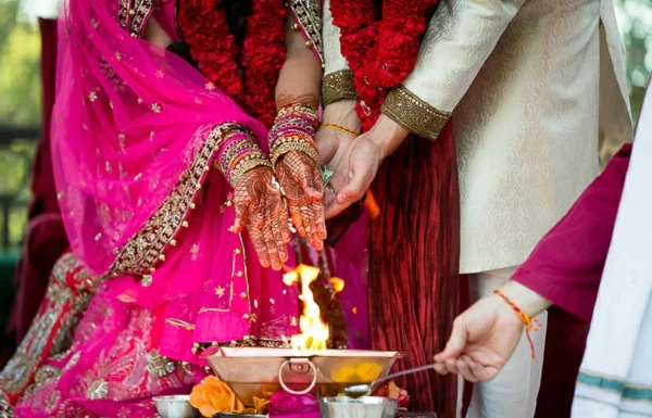indische Hochzeit heiliges Feuer
