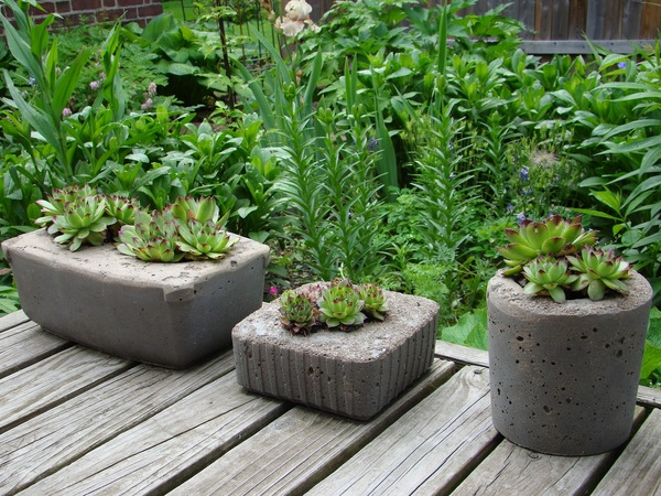 mehrere kleine Pflanzer - Gartengestaltung - Pflanzenkübel Beton