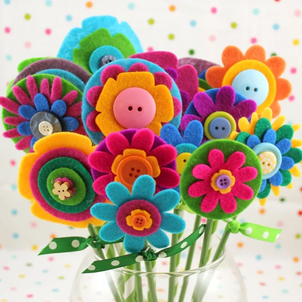 DIY Muttertagsgeschenke basteln - bunte Blumen aus Filz