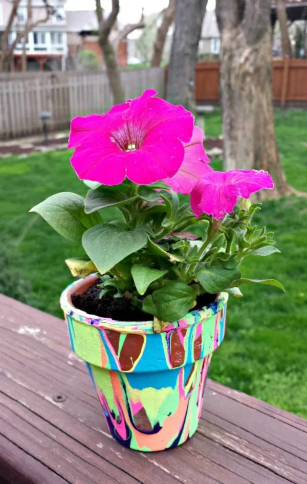 schnelles DIY Muttertagsgeschenk - mit Farben bemalter Blumentopf