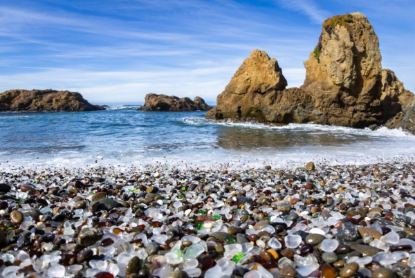 schöne Strände weltweit Glass Beach Kalifornien auf Glasscherben spazieren gehen