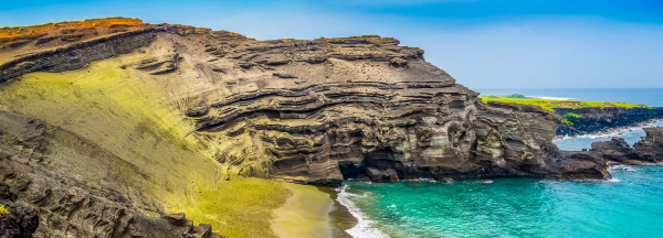 schöne Strände weltweit Papakolea Beach Hawaii grüner Sandstrand Naturwunder imposante Felsen