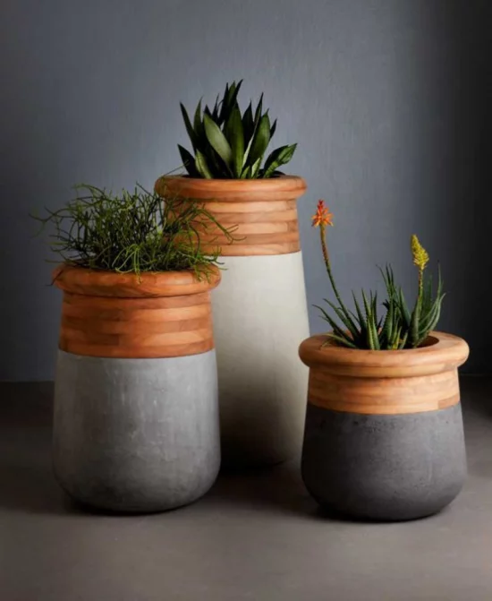 Blumentöpfe und Pflanzgefäße aus Zement mit Holz kombiniert