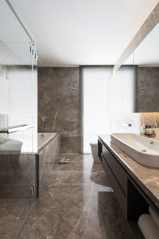 Braun modernes Badezimmer großes luxuriöses Bad in Taupe Badewanne Glaswand langer Waschtisch viel natürliches Licht
