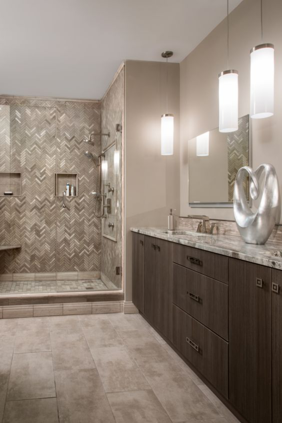 Braun modernes Badezimmer richtige Badbeleuchtung Hängeleuchten Wandleuchten schönes Design