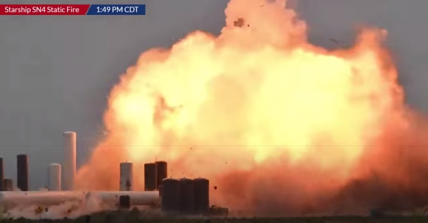 Der Raketenprototyp Starship SN4 von SpaceX explodiert während Test feuerball explosion in texas raketentest